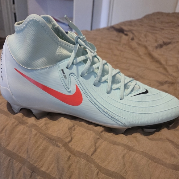Cleats - Picture 4 of 8